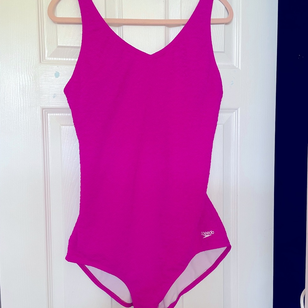 Speedo size 16 one piece “crepe paper look” slight V neck
